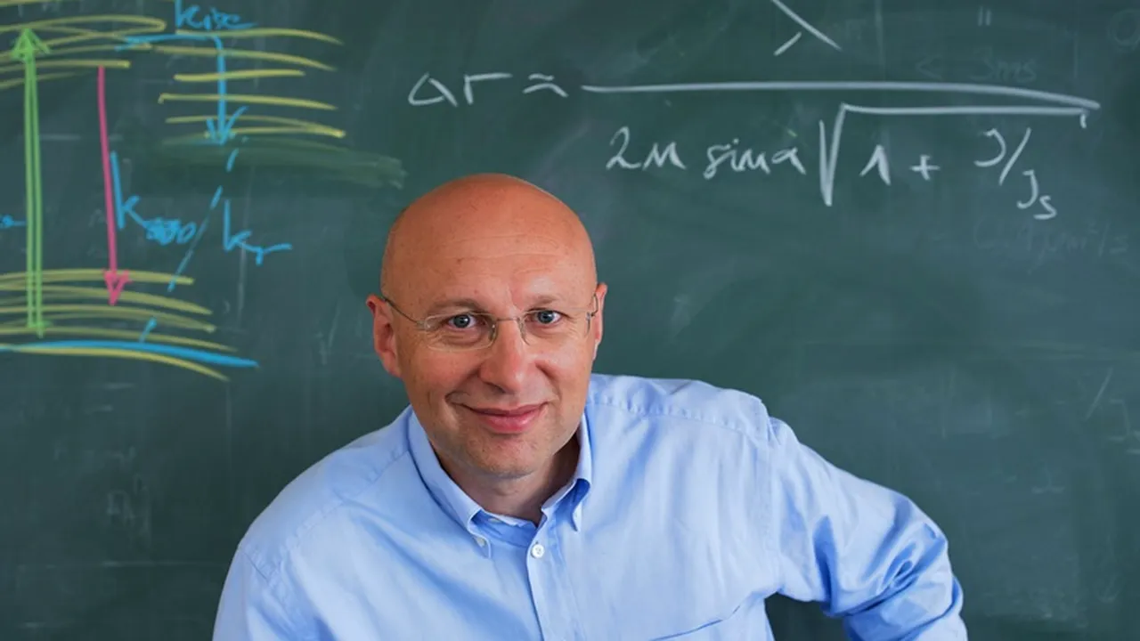 Cercetătorul de origine română Stefan Hell, laureat al Premiului Nobel, a fost decorat de Klaus Iohannis