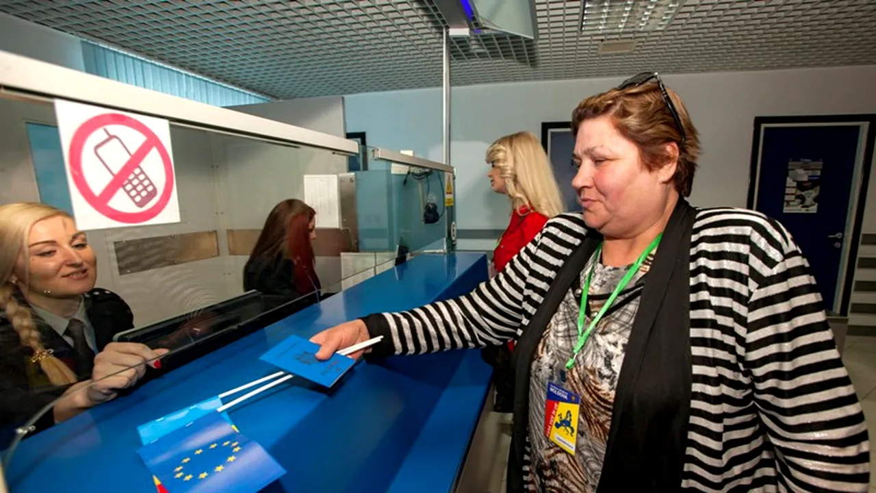 Rușii, așteptați cu mere și vin moldovenești pe aeroportul din Chișinău