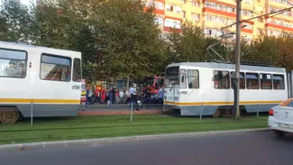 FOTO-VIDEO | Două tramvaie s-au ciocnit într-o stație de pe Șoseaua Giurgiului din Capitală. STB anchetează accidentul, în care au fost rănite trei persoane