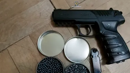 Un elev din Hunedoara a venit la liceu cu un PISTOL cu gaz şi proiectile. Unde îl ascunsese și ce a susținut în fața polițiștilor