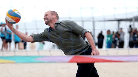 Prințul William este într-o formă de zile mari. Viitorul rege al Marii Britanii a fost filmat în timp ce juca volei pe faimoasa plajă Copacabana