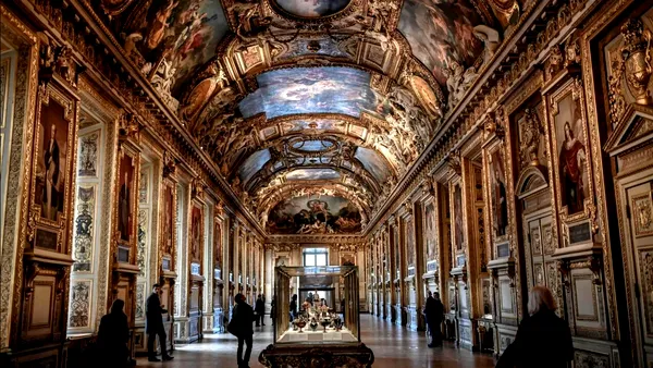 Muzeul Luvru din Paris este atras într-un nou scandal. Angajații amenință cu o săptămână de grevă. Ce probleme reclamă