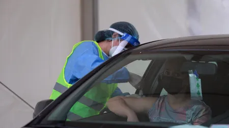 8 ȘTIRI DE LA ORA 8. Centrul de vaccinare drive-thru din Piața Constituției are succes. Au fost imunizate peste 700 de persoane, doar în prima zi de funcționare