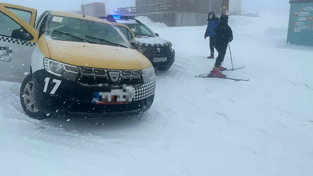 TUPEUL unui șofer de taxi: S-a urcat cu mașina pe pârtie pentru a lăsa un client. „Cu cât îl duc mai departe, cu atât e mai profitabil”