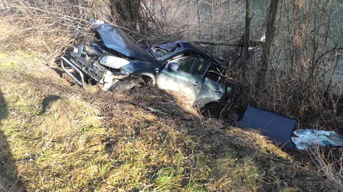 Un grav accident a avut loc în Bistrița, după ce un șofer s-a răsturnat cu mașina în albia râului Someș! GALERIE FOTO