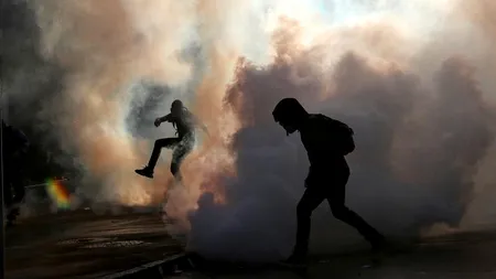 Moment șocant în timpul protestelor din Chile. Un tânăr de 16 ani a fost împins de pe un pod chiar de către un polițist | VIDEO