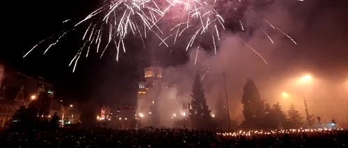 Mii de clujeni au sărbătorit Revelionul în Piața Unirii, Boc a turnat oamenilor șampanie în pahare