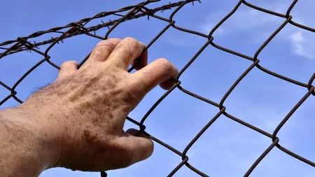 COVID-19. Coronavirusul a băgat spaima într-un român din Italia. De frică, bărbatul a evadat din închisoare