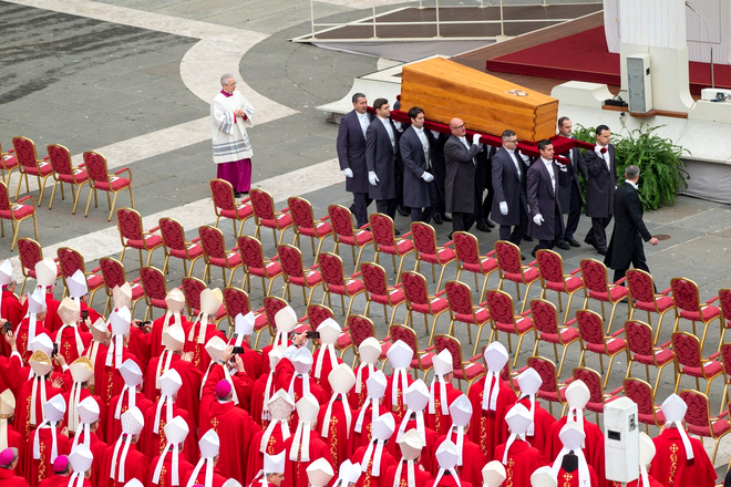 Zeci de mii de persoane iau parte astăzi la funeraliile Papei Emerit Benedict al XVI-lea, la Vatican / Papa Francisc conduce slujba de înmormântare a fostului papă / Sursa foto: Profimedia
