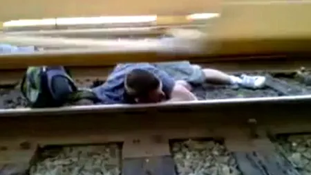 Ce a pățit un tânăr care s-a așezat sub roțile unui tren de mare viteză. VIDEO
