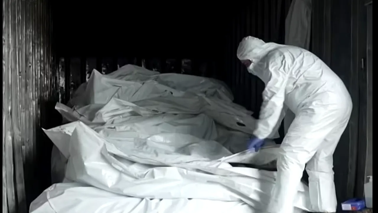 VIDEO | Trenul morții: Cadavrele soldaților lui Putin sunt încărcate în vagoane frigorifice. „Rusia refuză să le ia”