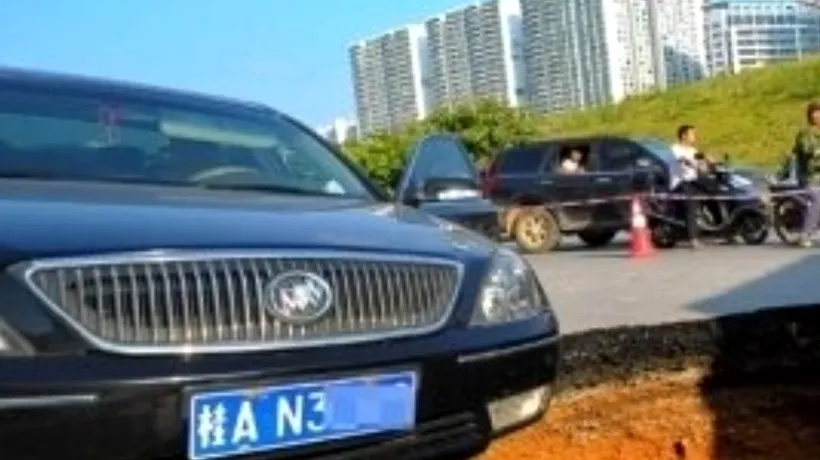 Întâmplare de coșmar pentru un șofer din China. Ce s-a întâmplat pe una dintre cele mai circulate șosele din oraș