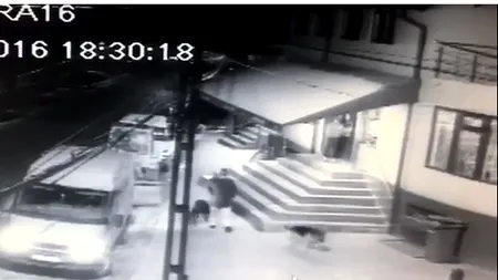 Un copil din România, atacat de un câine lup, salvat în ultima clipă de niște trecători. VIDEO cu impact emoțional