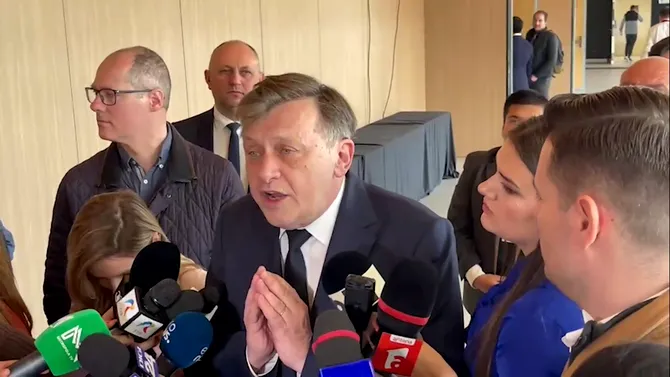 Crin ANTONESCU: „Reducerea deficitului fără taxe e o iluzie/ Să n-ajungem să regretăm regimul Iohannis!”