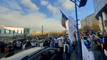 FOTO-VIDEO. Grefierii protestează, luni, în fața instanței supreme. Sunt nemulțumiți, între altele, din cauza neplăţii integrale a salariilor
