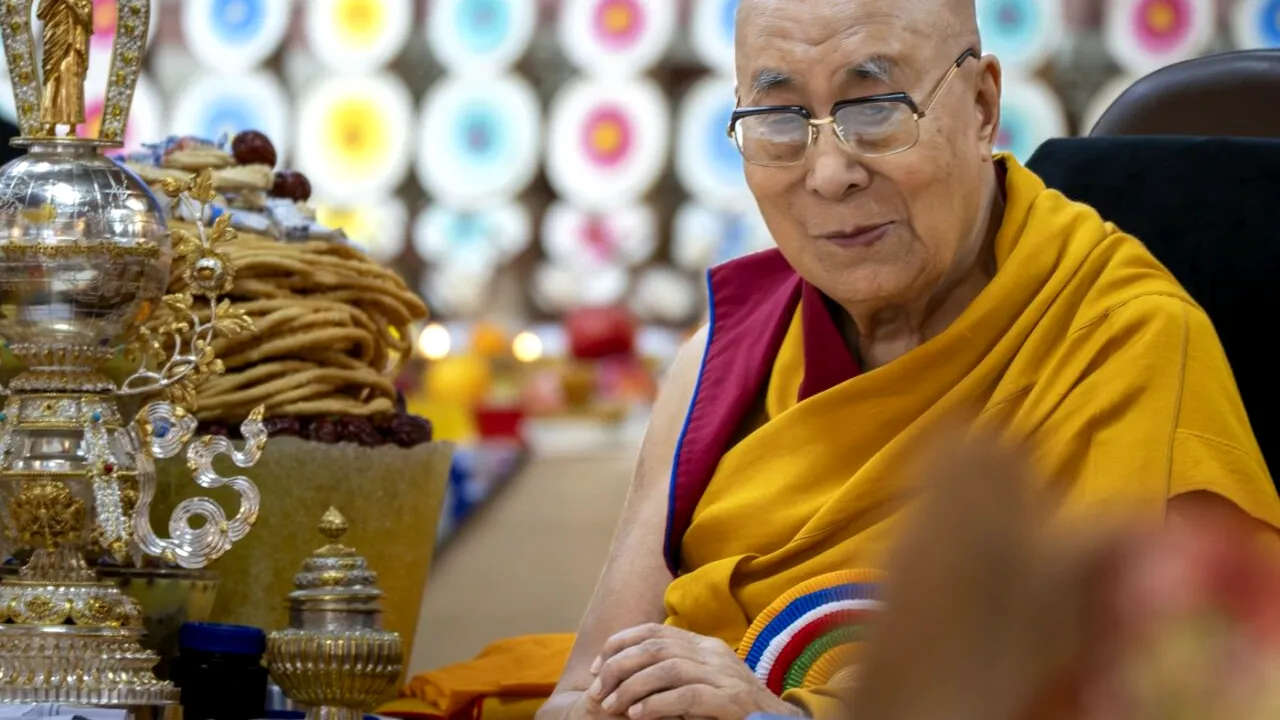 Dalai LAMA, la 90 de ani: „Sper să mai trăiesc încă 30 sau 40 de ani”/Controverse în jurul alegerii viitorului lider al budismului tibetan