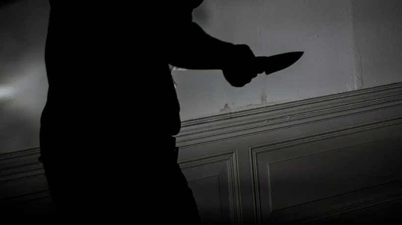 INCIDENT. Scene de groază provocate de un român: I-a amenințat pe trecători cu două cuțite de bucătărie!