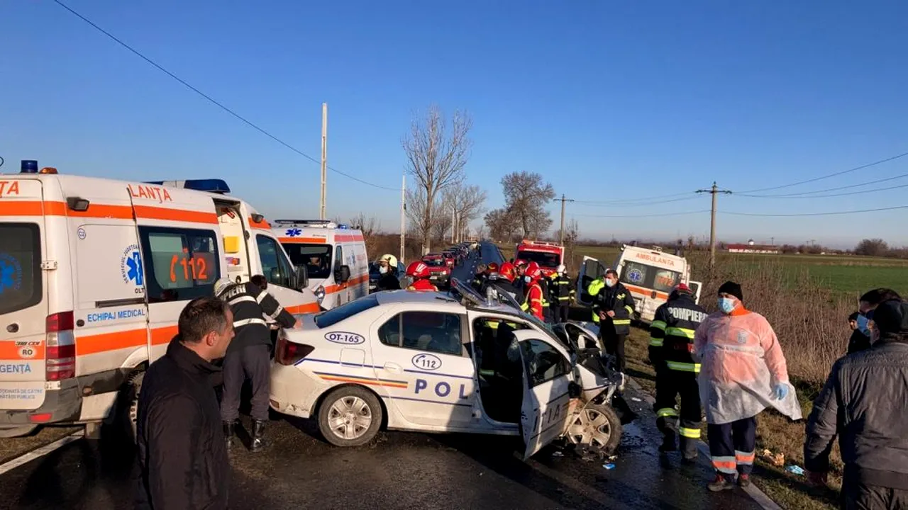Accident extrem de grav între o mașină de Poliție și o ambulanță! Imagini ȘOCANTE de la fața locului cu Loganul de la MAI făcut praf!