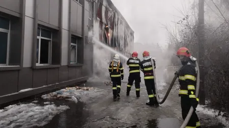 FOTO-VIDEO | Incendiu puternic, izbucnit la un depozit din Voluntari. A fost emis mesaj RO-ALERT, în zonă fiind degajări mari de fum