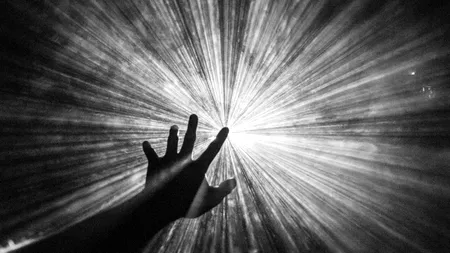 Experiența unei femei care a murit pentru câteva minute în timpul nașterii fiului ei. Susține că a văzut Raiul: „Am simțit o pace profundă”