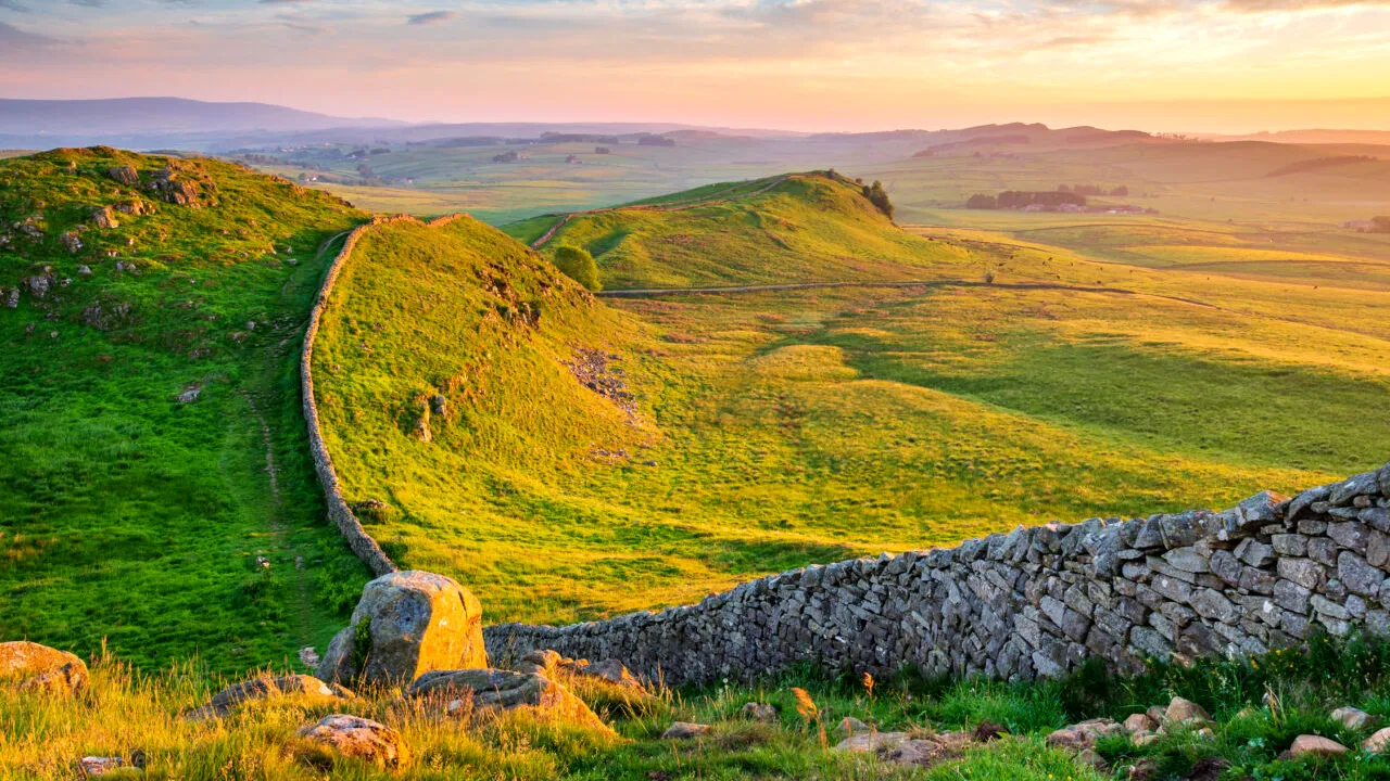 Satul britanic încremenit în timp, la malul Mării Nordului. Turiștii rămân uimiți de ruinele unei fortărețe din 1313