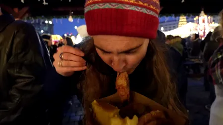 Câți bani a plătit această turistă din Canada, pentru 5 sarmale, la Târgul de Crăciun din București. Cum a reacționat când a luat prima îmbucătură