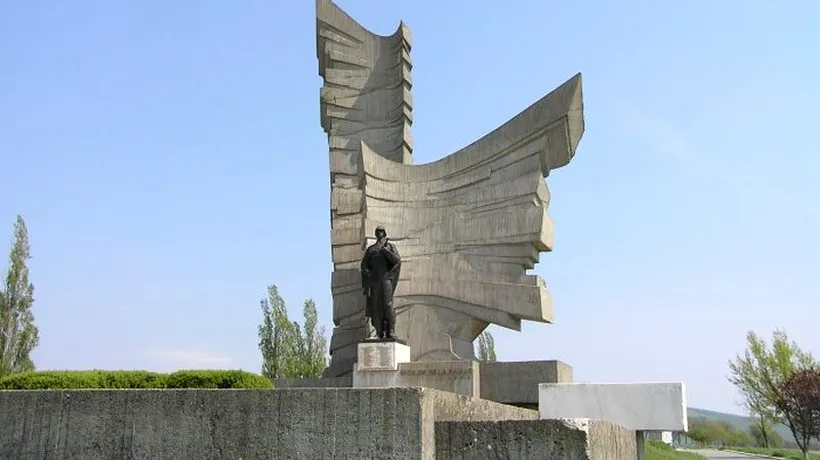 Monument al eroilor din județul Arad, vandalizat și folosit ca țintă pentru o armă de foc