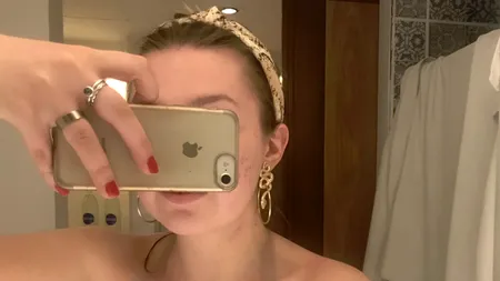 S-a dus la plajă și după doar 10 minute totul s-a transformat într-un coșmar. Costumul de baie i-a jucat o festă: E o glumă proastă? - FOTO