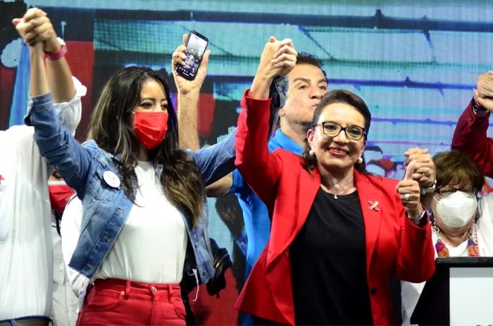 Xiomara Castro (dreapta) - candidata socialistă care a câștigat alegerile generale din 2021 și a fost președinta Hondurasului între 2022 și 2026 