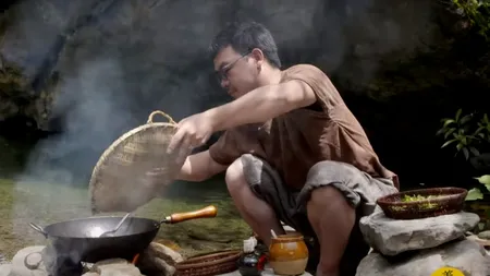 VIDEO viral cu noul fel de MÂNCARE preferat al chinezilor. „Suge și aruncă” face furori pe Internet / Tu ai curaj să consumi așa ceva?