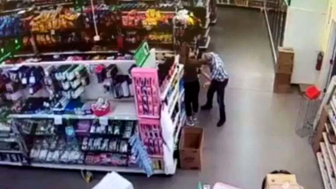 VIDEO. Un bărbat şi-a suflat nasul pe bluza angajatei unui magazin: Uite, o să folosesc asta ca mască