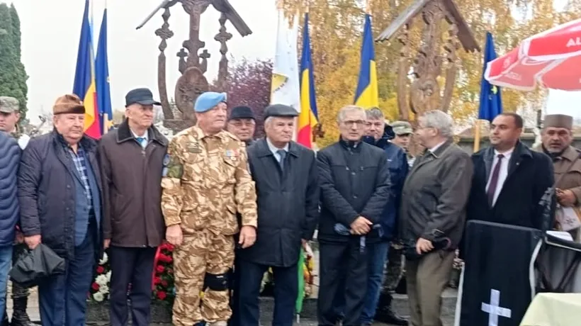 Controversata cruce a „eroilor” fostei Securități, flancată de drapelele României și UE de Ziua Veteranilor. Ctitorul Șovar, prezent la ceremonie