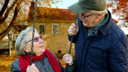 Pensionari români din străinătate trebuie să facă asta de două ori pe an pentru a mai primi pensia. Modificările legislative au fost adoptate recent
