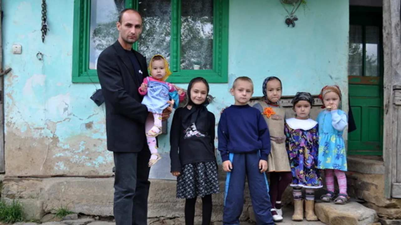 Povestea celor șapte copii din Coșbuc rămași orfani de mamă care trăiesc în așteptare. A ei și a unei case noi - GALERIE FOTO