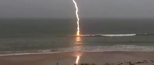 Un fulger care lovește o plajă din Florida, filmat cu încetinitorul