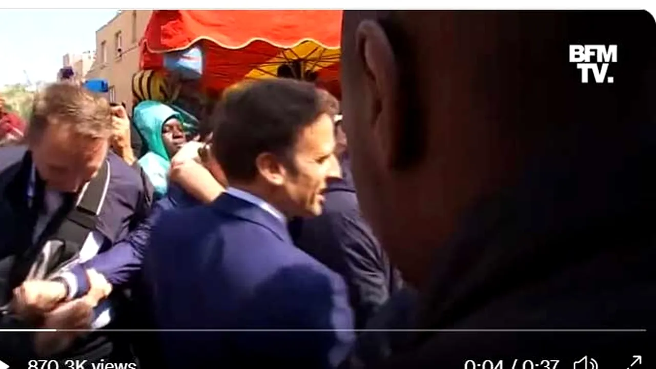 Macron a fost atacat cu roșii de către un protestatar furios, la prima ieșire în public după ce câștigat alegerile în Franța