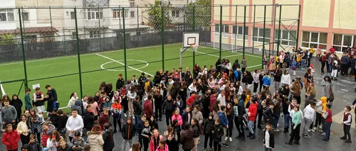 Peste 600 de elevi au fost evacuați dintr-o școală din Botoșani după ce o lampă a luat foc