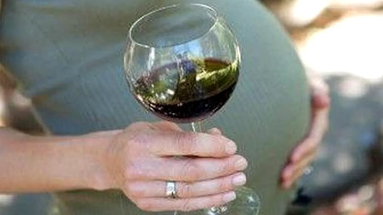 STUDIU. Cât este de sigur să bei alcool la începutul sarcinii