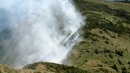 Incendiul izbucnit în Bucegi s-a extins, fiind vizibil din stațiunile de pe Valea Prahovei. Bușteni, cea mai apropiată stațiune de incendiu