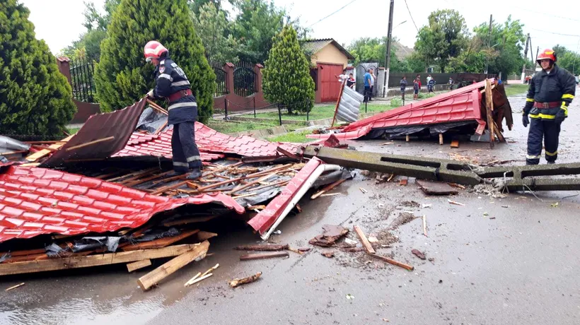 Acoperișul unei școli din Constanța a fost smuls de vântul puternic
