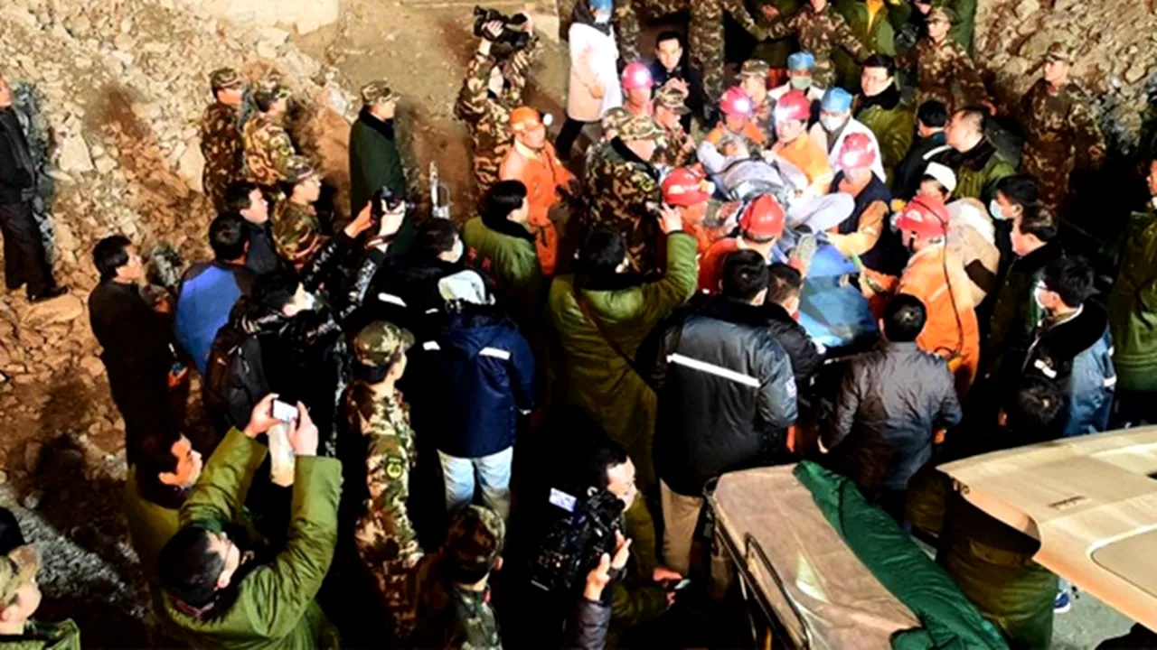 Miracol în China: patru mineri, scoși în viață dintr-o mină după 36 de zile