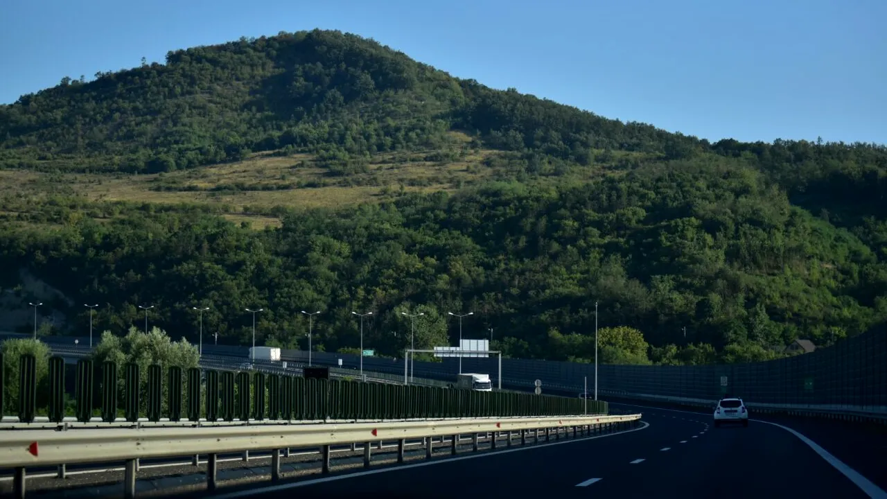 Tragedie bizară în Italia: O familie de români a călătorit 100 de kilometri cu fiul mort în mașină. Ce explicații au dat părinții autorităților