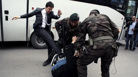 Durerea morților, dublată de durerea bătăii. Consilierul premierului turc, fotografiat în timp ce lovea cu picioarele un protestatar după tragedia din mină