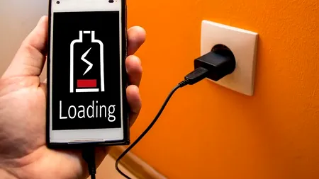 Mulți români nu știu asta! Ce se întâmplă, de fapt, dacă lași încărcătorul telefonului în priză, fără a-l folosi
