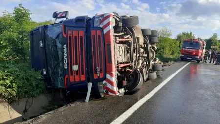 FOTO | Un TIR înmatriculat în Ucraina s-a răsturnat pe un drum din județul Vaslui. În ce stare este șoferul