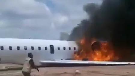 Imagini ireale pe un aeroport din Congo. Avionul cu care călătorea ministrul Minelor a luat foc pe pistă. Oficialul se întorcea de la mina care s-a prăbușit în weekend