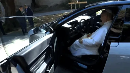 Papa Leon al XIV-lea a „examinat și binecuvântat“ controversatul model electric „Luce” al Ferrari