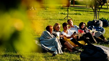 Cinema sub Stele: o experiență cinematografică unică în aer liber