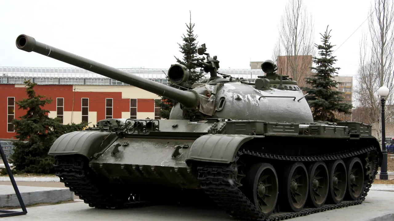Tancurile sovietice, vândute la fier vechi de MApN. Cât costă legendarul T-55