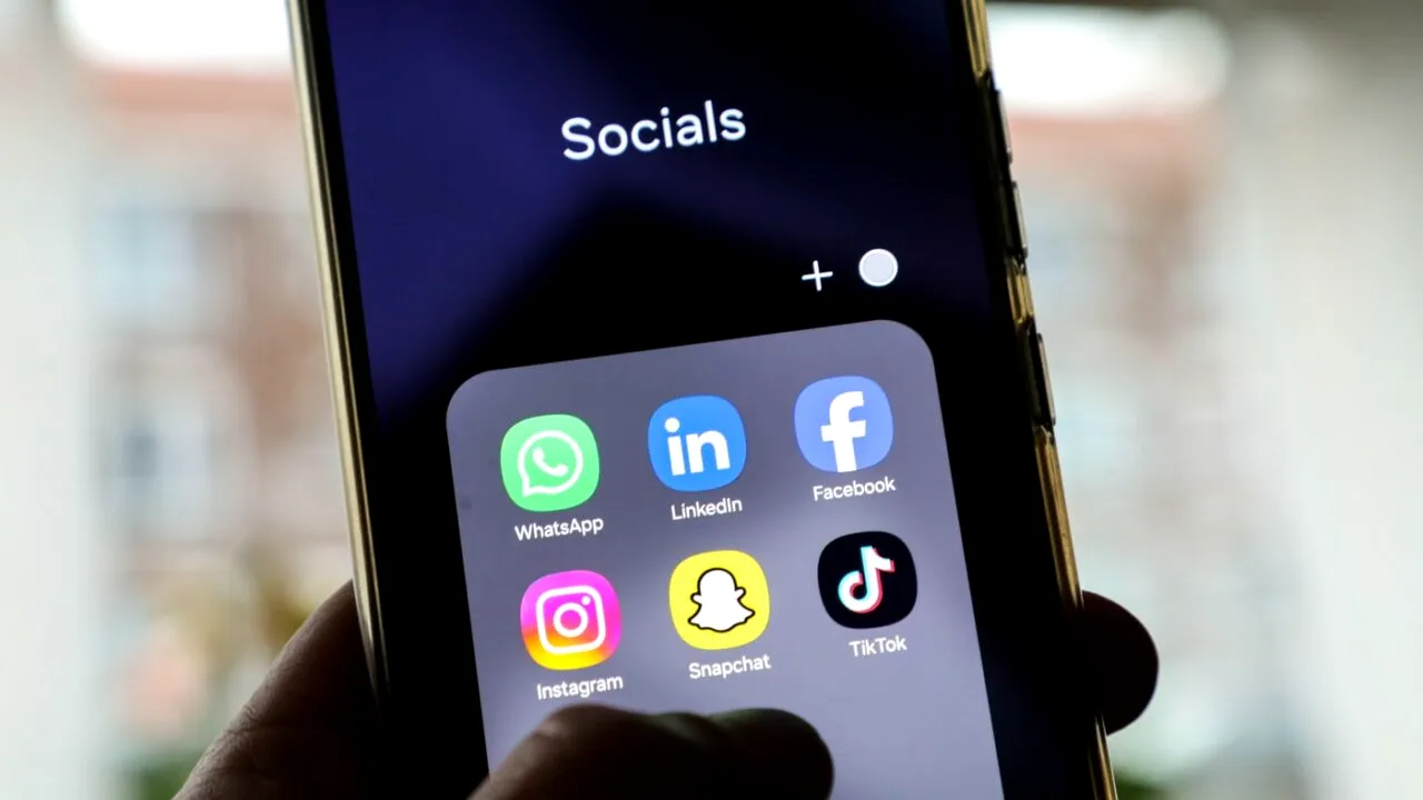 O nouă metodă de FRAUDĂ pe WhatsApp. Cum a rămas o bătrână fără 3.843 de lei din cauza hackerilor